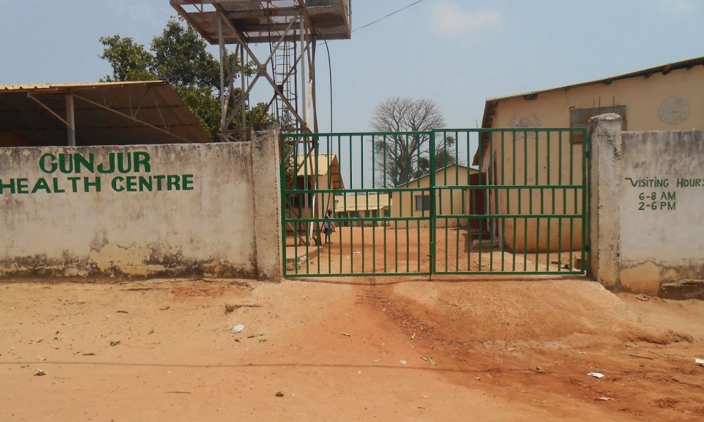 Entrada al centro de salud de Gunjur